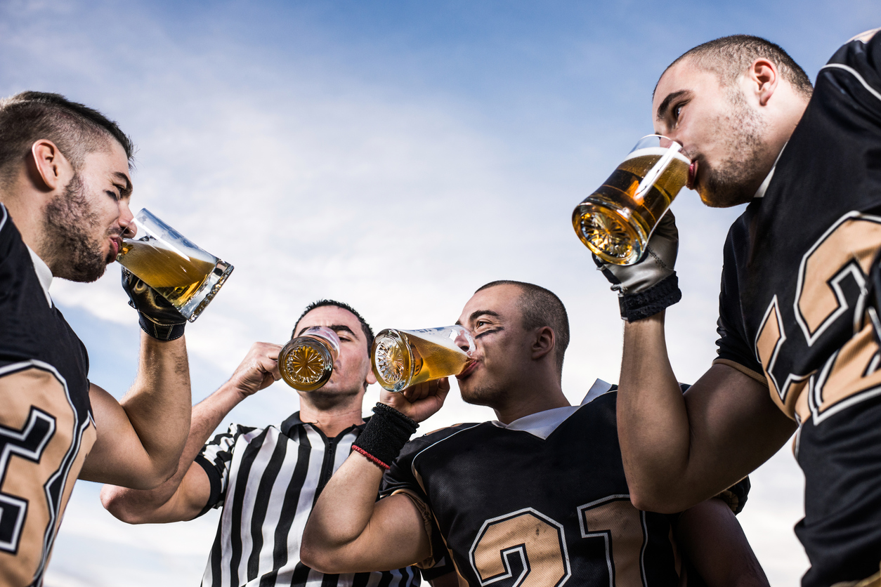 Бежит пить пиво. Бухающий спортсмен. Спортсмен пьет. Спортсмен с пивом. Алкоголь и спорт.